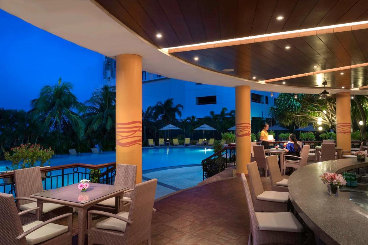 Marco Polo Plaza Cebu Hotel Ngoại thất bức ảnh The poolside bar at the hotel