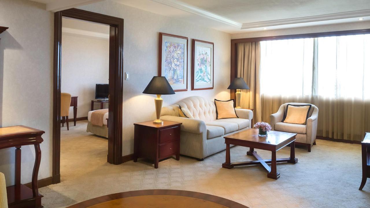 Marco Polo Plaza Cebu Hotel Ngoại thất bức ảnh A suite at the InterContinental