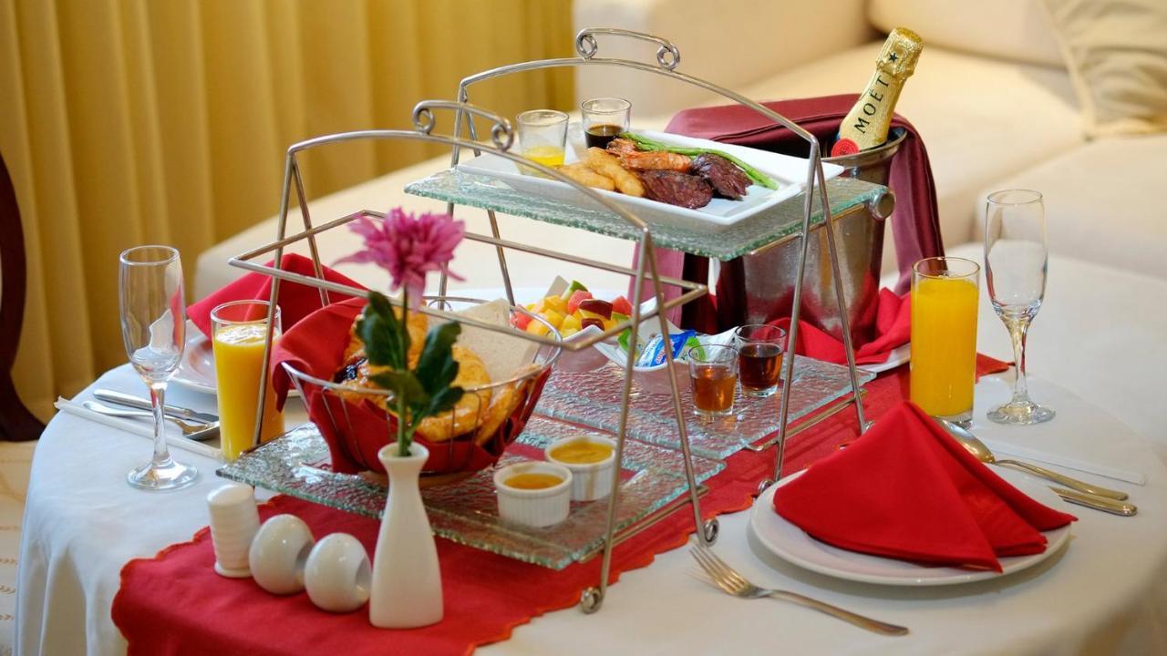 Marco Polo Plaza Cebu Hotel Ngoại thất bức ảnh A champagne breakfast
