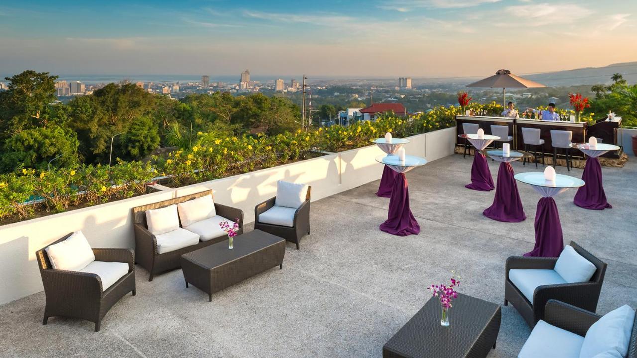 Marco Polo Plaza Cebu Hotel Ngoại thất bức ảnh The rooftop bar at the hotel