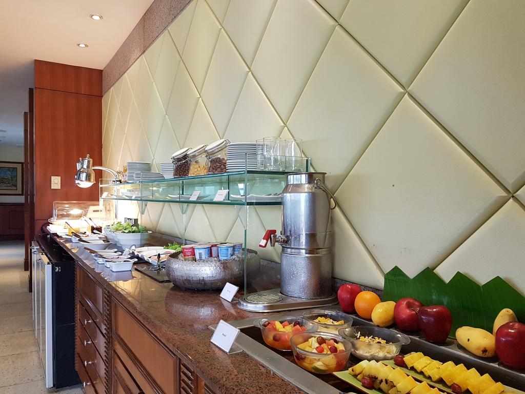 Marco Polo Plaza Cebu Hotel Ngoại thất bức ảnh A buffet at a hotel