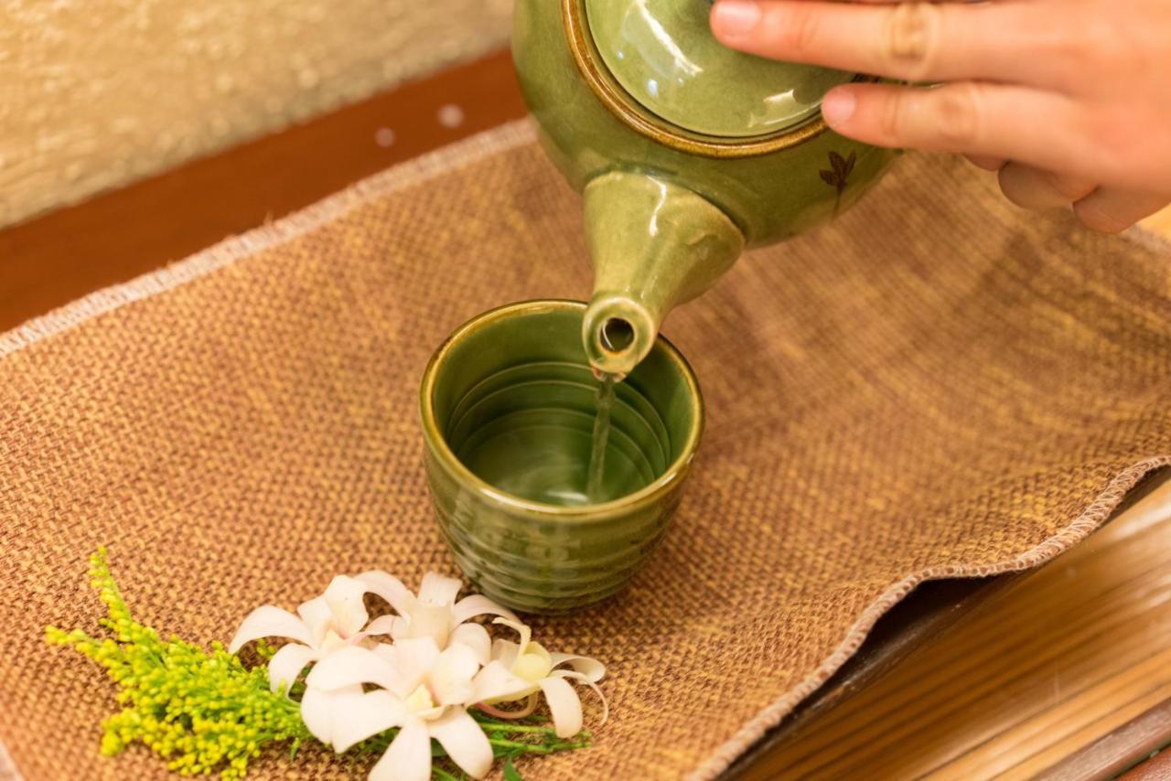 Marco Polo Plaza Cebu Hotel Ngoại thất bức ảnh A kyusu being used to serve Japanese tea