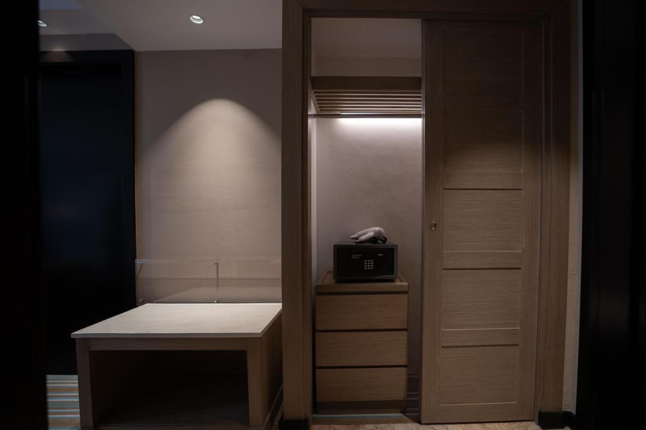 Marco Polo Plaza Cebu Hotel Ngoại thất bức ảnh A safe in a hotel room